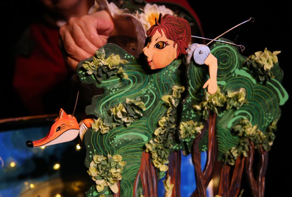 RÜZGÂRDA SAVRULAN YAPRAKLAR